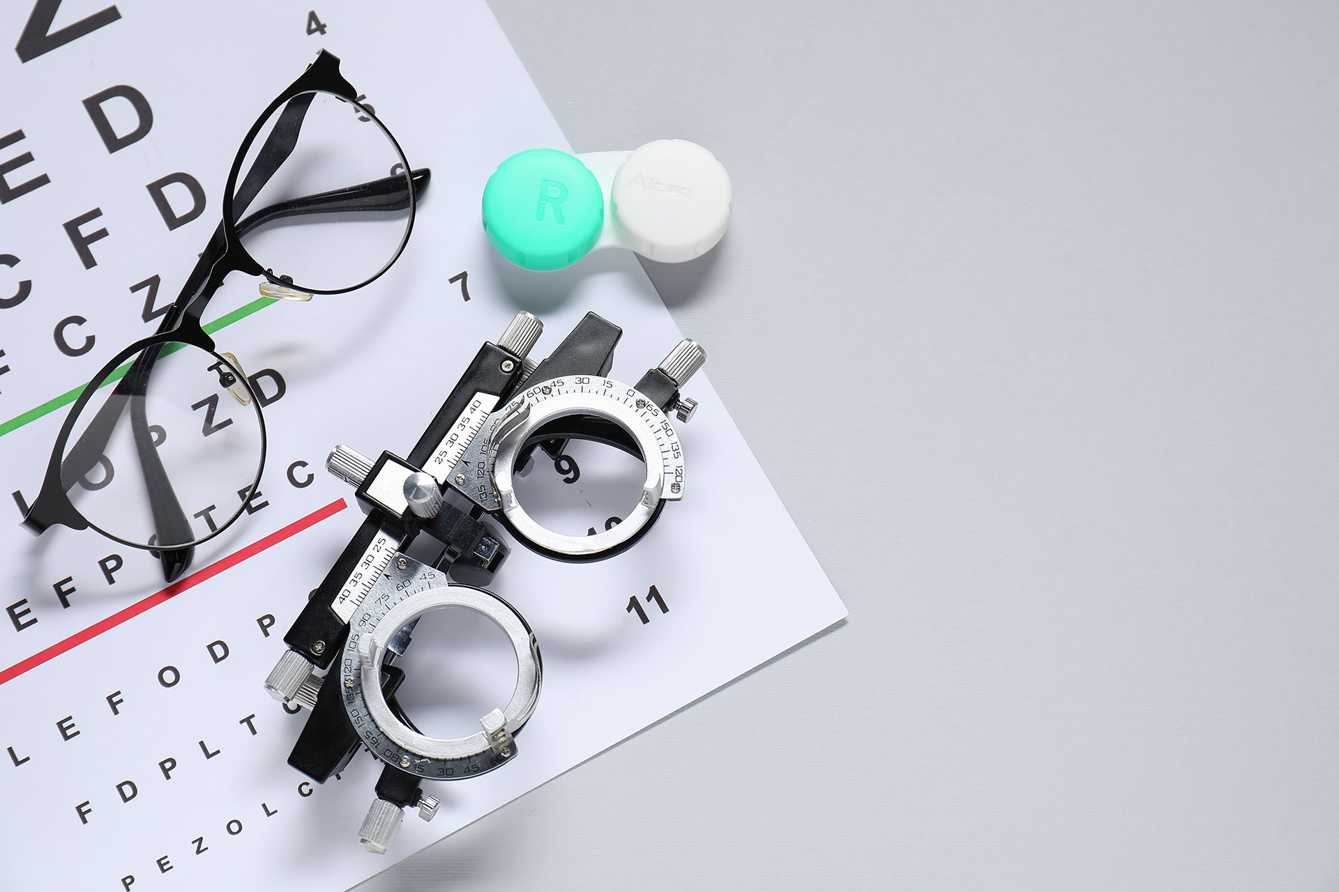 When to See an Optometrist vs an Ophthalmologist